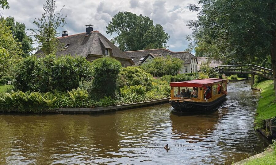Giethoorn: Canal cruise Giethoorn village and lake - Commentary, languages, and hearing the details