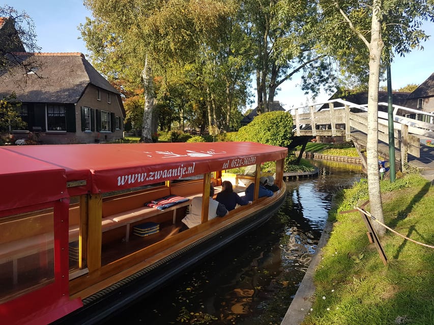 Giethoorn: Canal cruise Giethoorn village and lake - Crowds, boat traffic, and timing