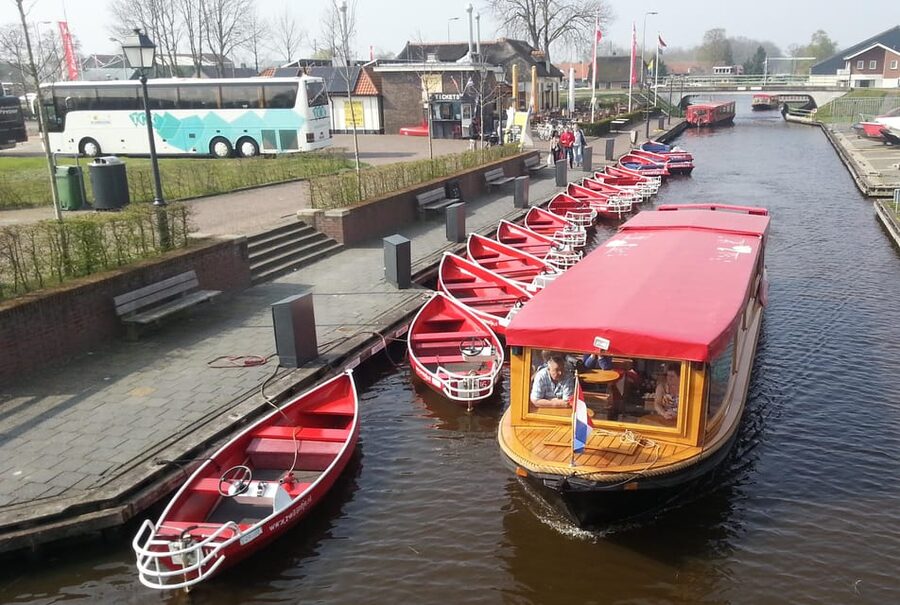 Giethoorn: Canal cruise Giethoorn village and lake - Accessibility and practical limits