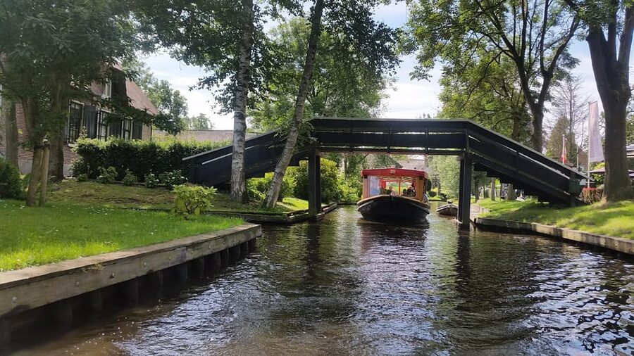 Giethoorn: Canal cruise Giethoorn village and lake - Under bridges and beside thatched homes