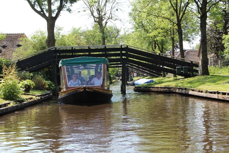 Giethoorn: Canal Cruise & lake Tour & Sightseeing Village - Why Giethoorn is best seen from the water first