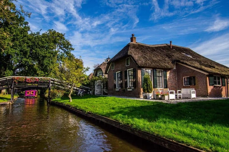 Giethoorn: Canal Cruise & lake Tour & Sightseeing Village - What the captain adds to the one-hour cruise