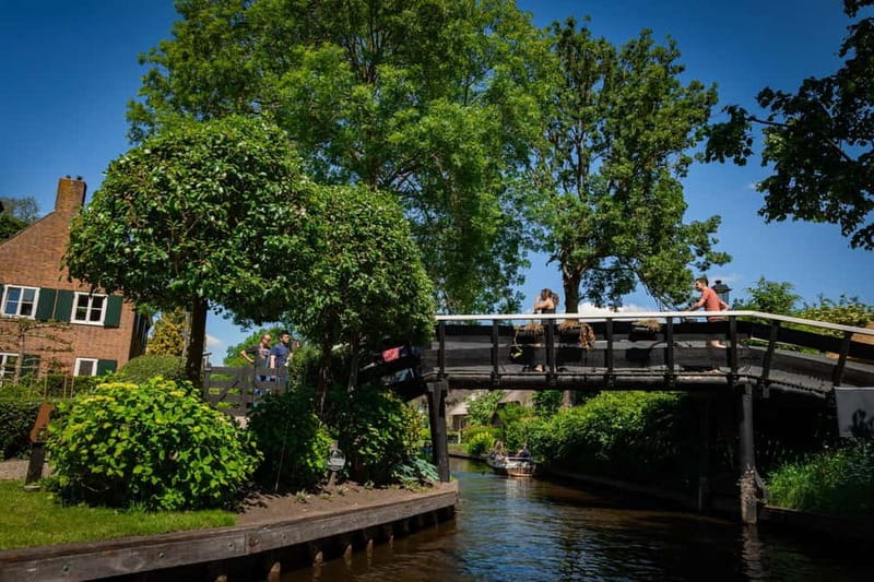 Giethoorn: Canal Cruise & lake Tour & Sightseeing Village - The canal cruise: one hour of calm sightseeing