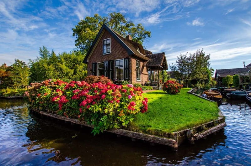 Giethoorn: Canal Cruise & lake Tour & Sightseeing Village - A heated boat that works in uncertain weather