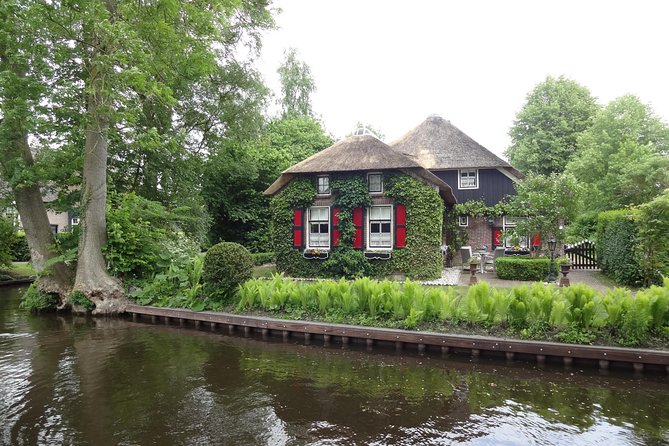 Giethoorn Day Tour from Amsterdam with Small Boat Ride - How the timing affects the day