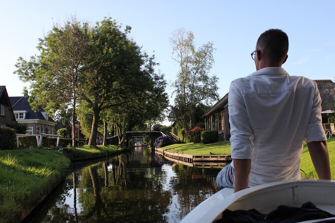 Giethoorn Day Trip from Amsterdam With Cruise and Cheeseplatter - Arriving in Giethoorn, the village without ordinary streets