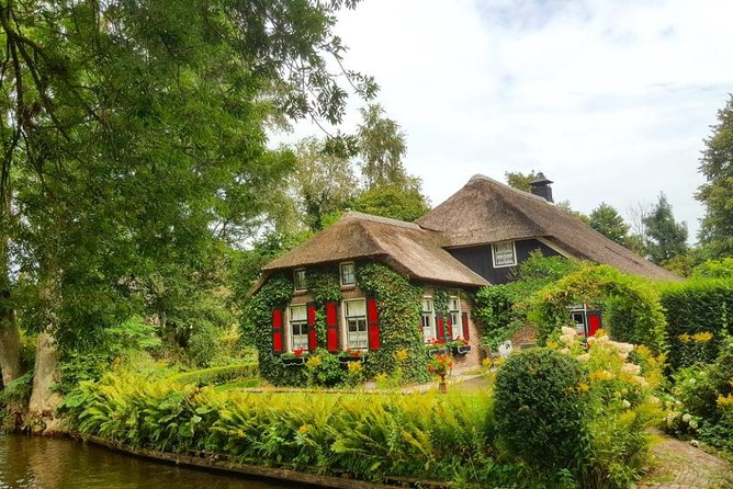 Giethoorn Guided DayTrip from Amsterdam - The included one-hour canal cruise