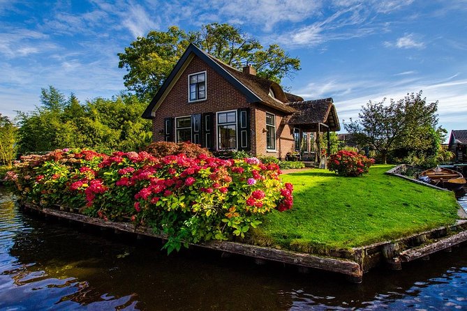Giethoorn Guided DayTrip from Amsterdam - Arriving in the village of 176 bridges