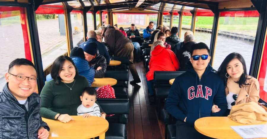 Giethoorn: Private Day Trip with Boat Tour from Amsterdam - The one-hour boat tour through Giethoorn