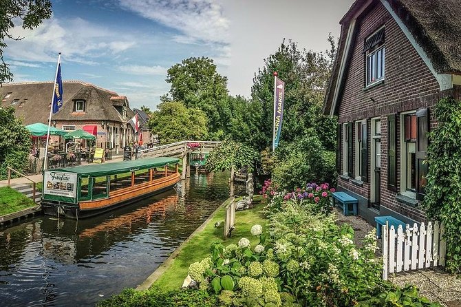 Giethoorn Private Tour, Canal Cruise and Windmills from Amsterdam - Walking and lunch in Giethoorn