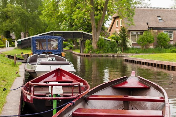 Giethoorn Private Tour Guide Giethoorn in luxury Jaguar S Type - What is included, and what should you confirm?