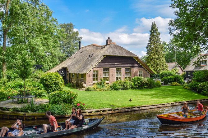 Giethoorn Private Tour with Cruise and Lunch from Amsterdam - Coffee, apple pie, and the first look at Giethoorn
