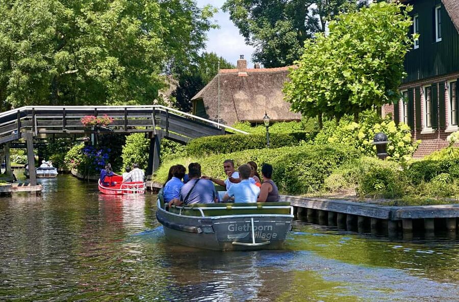 Giethoorn: Round trip from Amsterdam optional guided cruise - What the guided cruise adds