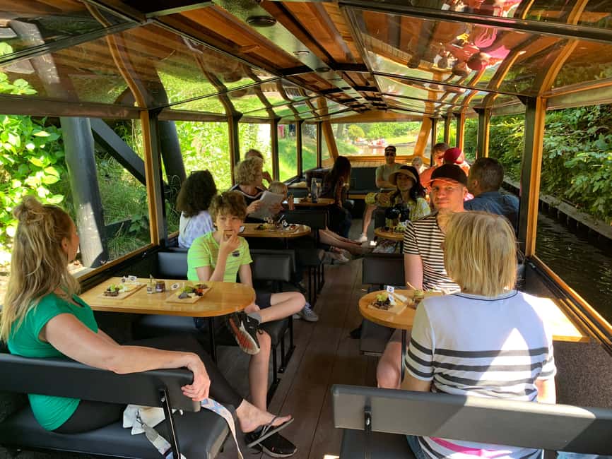 Giethoorn: Sightseeing Boat Tour - Seeing Giethoorn from the water