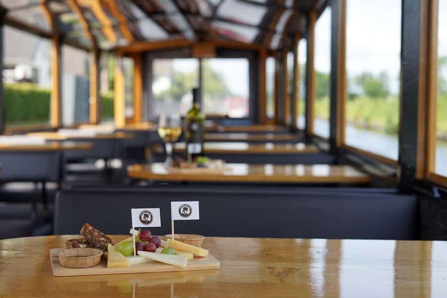 Giethoorn: Sightseeing Boat Tour - What the $12 price really buys