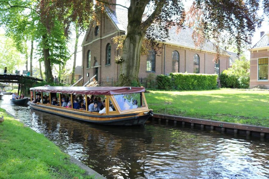 Giethoorn: Village & National Park Canal Cruise with Coffee - Key things to know before boarding