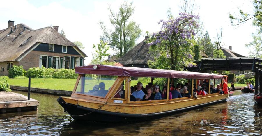 Giethoorn: Village & National Park Canal Cruise with Coffee - Why Giethoorn looks best from a slow electric boat