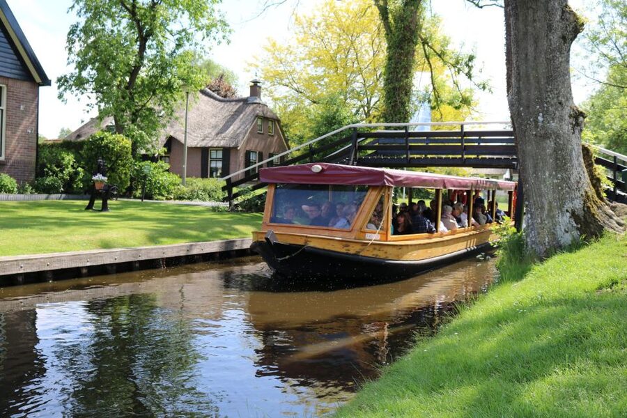 Giethoorn: Village & National Park Canal Cruise with Coffee - The village sights you can only appreciate by water