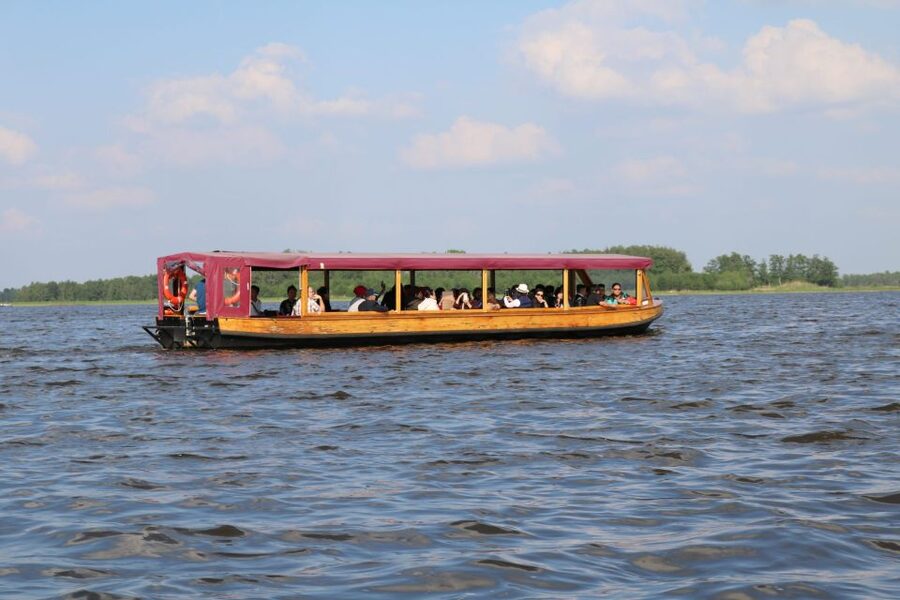 Giethoorn: Village & National Park Canal Cruise with Coffee - From Botenverhuur- en rondvaartbedrijf Koppers into the canals