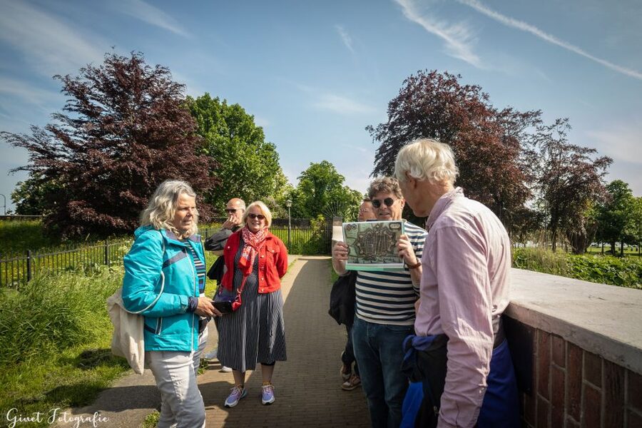 Gorinchem: Highlights Tour with local guide - Canals, waterfront buildings, and Dutch windmills
