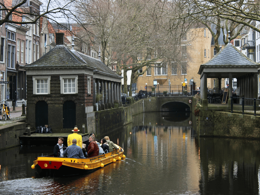 Gouda: Open Boat City Canal Cruise - Nine historic sites from a low seat