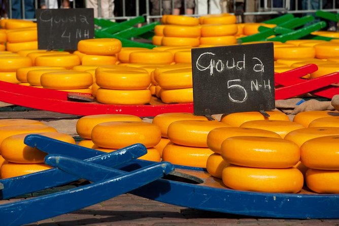 Gouda Private Walking Tour: History, Architecture & Cheese - Stadhuis Gouda and the drama of the market square
