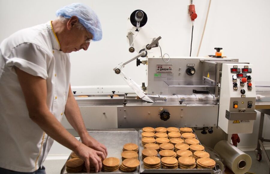 Gouda: Syrup Waffle Factory Ticket with a Waffle - Who will enjoy this most