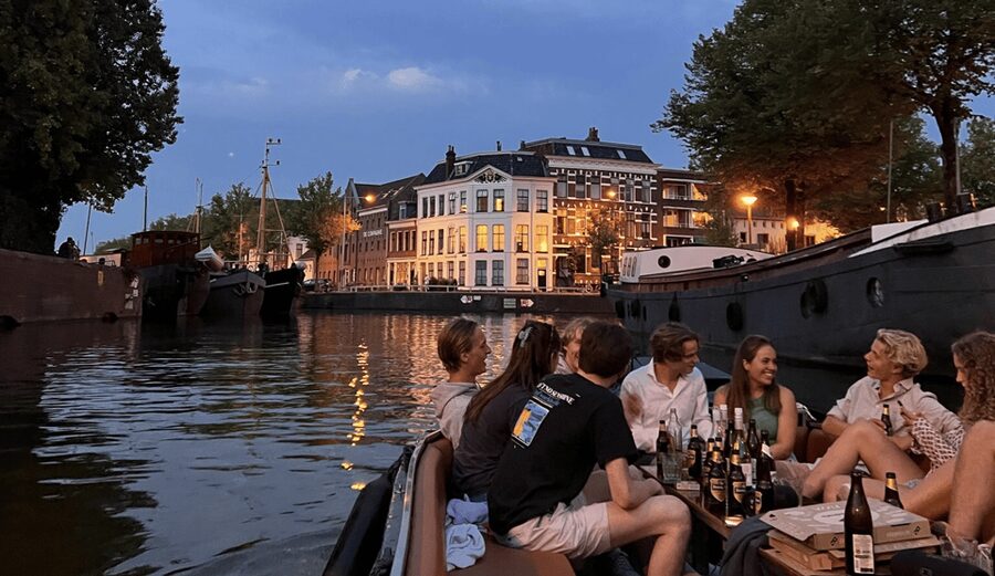 Groningen: City canal cruise (with unlimited drinks) - Why the unlimited drinks affect the value