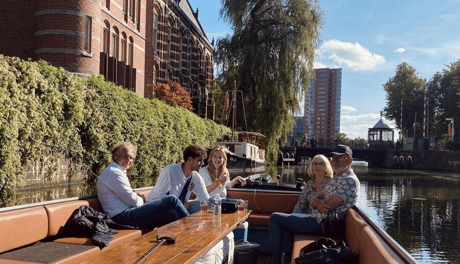 Groningen: City canal cruise (with unlimited drinks) - Who should book the Borrelvloot cruise