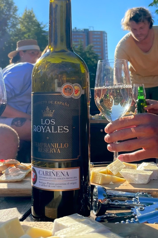 Groningen: Evening Cheese and Wine cruise - The guide makes the short route work
