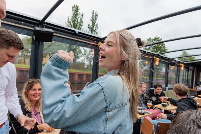 Groningen: Terrace Boat Experience with a Cozy Bar: 1 hour - A bar, snacks, and the price of a floating terrace