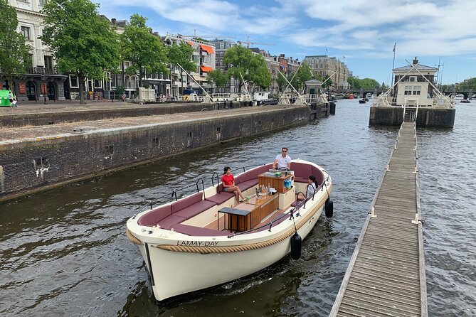 Guided Amsterdam Canal Cruise – Snacks & Drinks on board(1 Hour) - Starting near the oldest part of Amsterdam