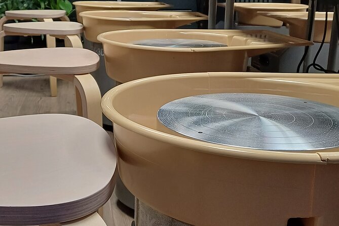 Guided Pottery Workshop on a Turntable in Choorstraat - The first turntable session