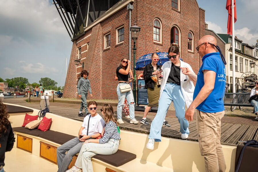 Haarlem: Guided Highlights Canal Cruise on Open Boat - A quiet electric ride along the Spaarne