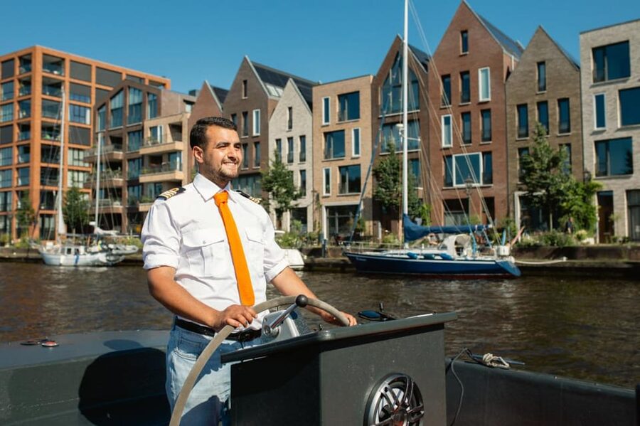 Haarlem: Sightseeing Boat Tour with Snacks and Drinks - Kathedrale Basiliek Sint Bavo and the return ride