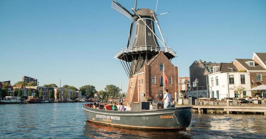 Haarlem: Sightseeing Boat Tour with Snacks and Drinks - Snacks, drinks, and the social side