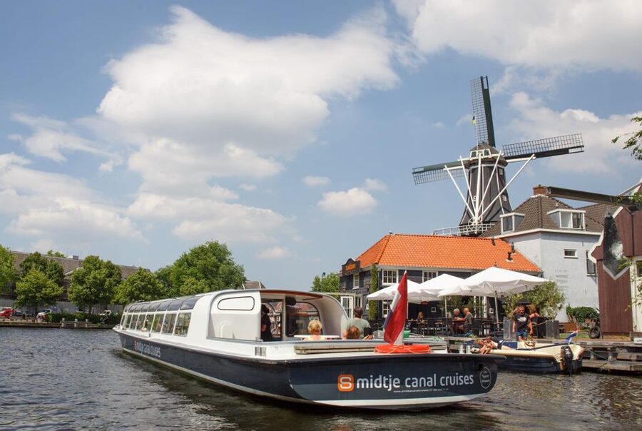Haarlem: Sightseeing Canal Cruise through the City Center - Stadsschouwburg and the Frans Hals Museum