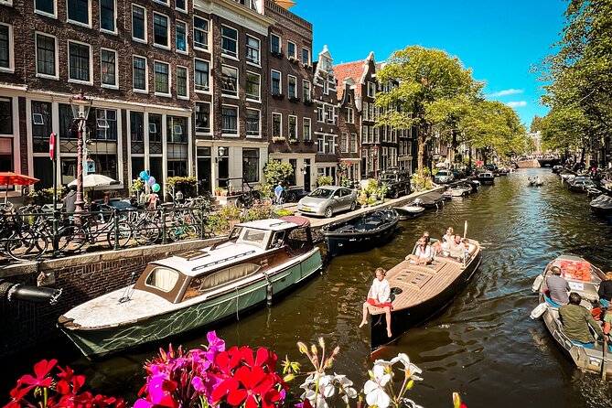 Humans of Amsterdam: Cultural Walking Tour incl. meeting 2 locals - Apple pie and gezelligheid at Café Papeneiland