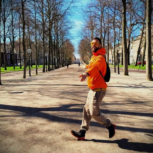 Interactive Safe 2,5hr Bike tour with Entertaining Guide - Key points at a glance