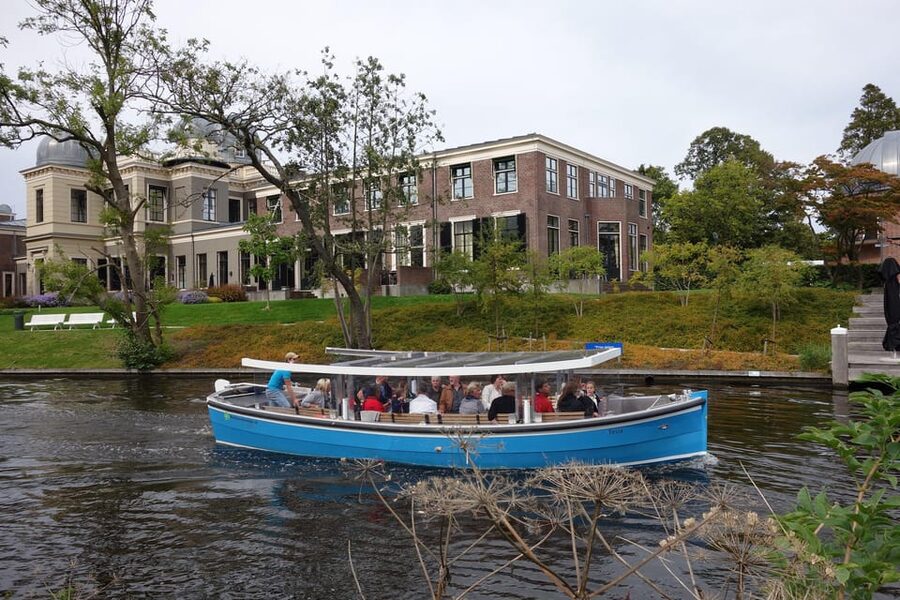 Leiden: Cruise through the Historic City Center with Guide - A quiet way to get your bearings in Leiden