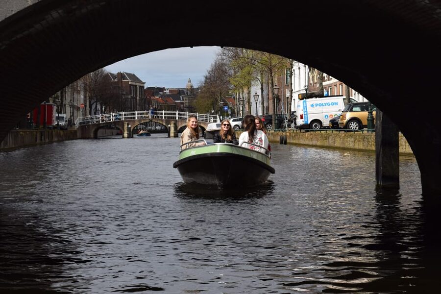 Leiden: Electric Boat Rental - The first minutes at the controls