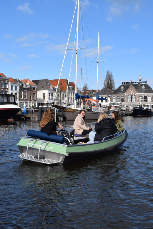 Leiden: Electric Boat Rental - Choosing your own route through the canals