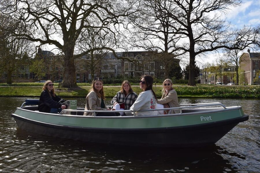 Leiden: Electric Boat Rental - Parks and the Singelpark feel