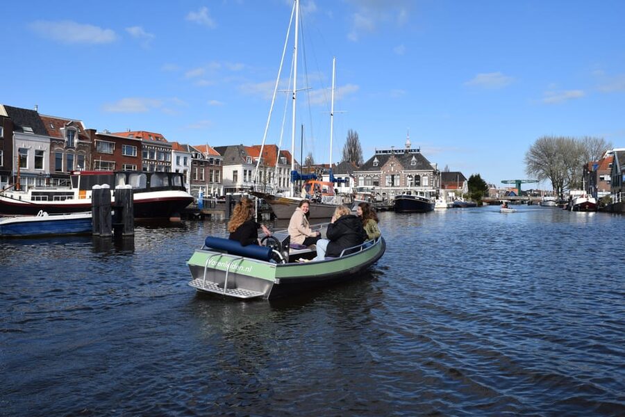 Leiden: Electric Boat Rental - The best and less ideal weather conditions