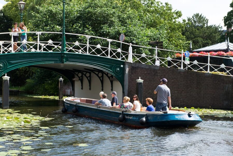 Leiden: Guided City Canal Cruise - Boarding at Aalmarkt 4