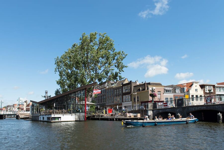 Leiden: Guided City Canal Cruise - Hortus Botanicus and Museum De Lakenhal