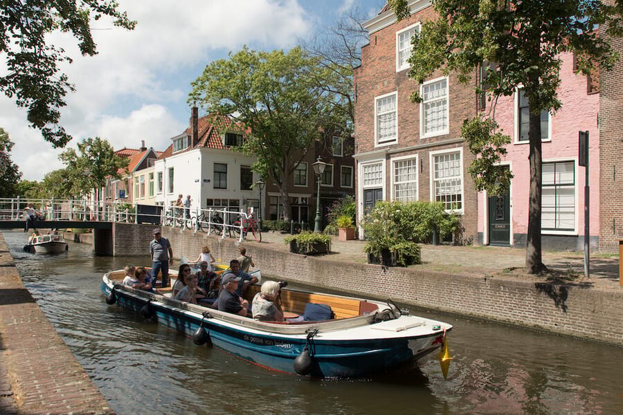 Leiden: Guided City Canal Cruise - Eighty-Eight Bridges and Narrow Waterways