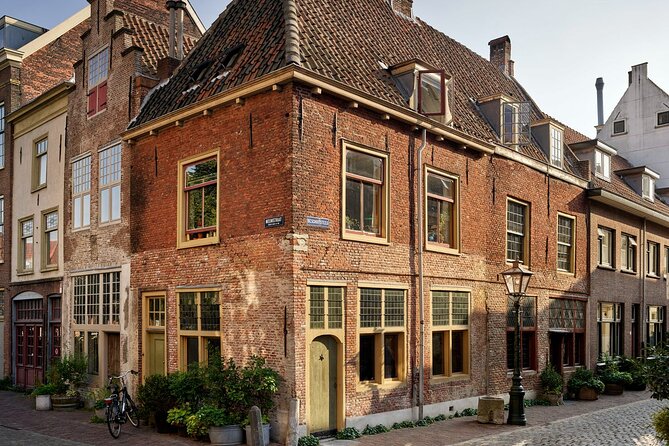 Leiden Tour with Live guide and Visit to Rembrandt's First Studio - Stadsgehoorzaal and the limits of exterior sightseeing