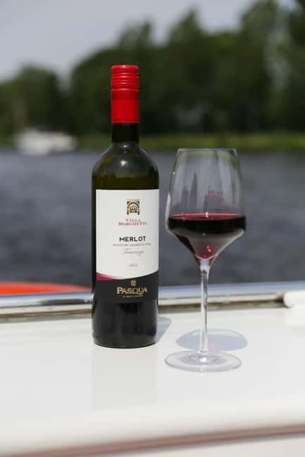 Local Cheese and Wine Cruise through Haarlem - The boarding setup and on-board comforts