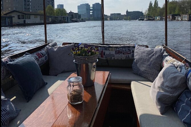 Luxury Amsterdam Canal Cruise – Unlimited Cocktails Included (1H) - Why an hour on Amsterdam’s canals works so well
